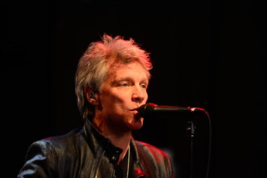 Şarkıcı Jon Bon Jovi, 5 Kasım 2016 'da St. Petersburg Florida' da Devlet Street Theater in Support of HIllary Clinton 'ın Başkan İhalesi' nde sahne alıyor.