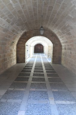 Kalenin kemerleriyle eski koridora bak.