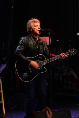 Şarkıcı Jon Bon Jovi, 5 Kasım 2016 'da St. Petersburg Florida' da Devlet Street Theater in Support of HIllary Clinton 'ın Başkan İhalesi' nde sahne alıyor.