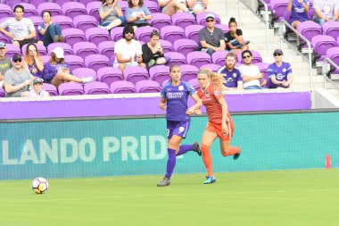 Orlando Pride, 22 Nisan 2018 'de Florida, Orlando' daki Exploria Stadyumu 'nda Houston Dash' e ev sahipliği yaptı.. 