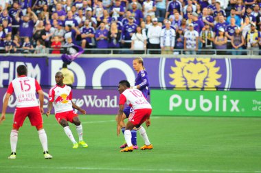 Orlando City SC, 6 Mayıs 2016 'da Orlando Florida' daki Dünya Kampı Stadyumu 'nda New York Red Bulls' a ev sahipliği yaptı..  