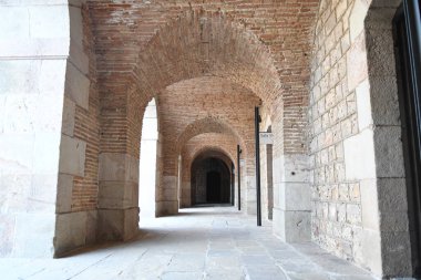 Kemer şeklindeki tuğla girişe bak