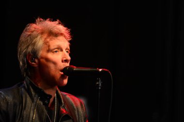 Şarkıcı Jon Bon Jovi, 5 Kasım 2016 'da St. Petersburg Florida' da Devlet Street Theater in Support of HIllary Clinton 'ın Başkan İhalesi' nde sahne alıyor.