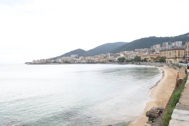 Bir kasaba ve sahil manzaralı güzel bir sahil manzarası.