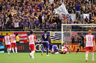 Orlando City SC, 6 Mayıs 2016 'da Orlando Florida' daki Dünya Kampı Stadyumu 'nda New York Red Bulls' a ev sahipliği yaptı..