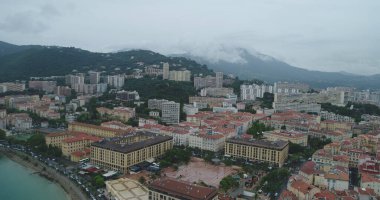 Güzel bir kıyı şeridi manzarası var. 