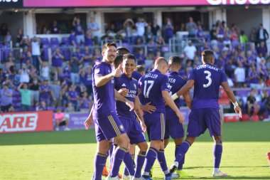 Orlando Magic oyuncusu Fournier, 25 Ekim 2018 tarihinde Orlando Florida 'daki Amway Center' da spor ceketlilere karşı gol atmaya çalıştı..  