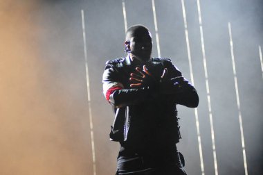 R & B Şarkıcısı Usher 12 Aralık 2015 'te Orlando Florida' daki Amway Center 'da sahne alacak.. 