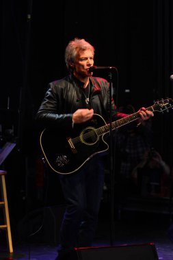 Şarkıcı Jon Bon Jovi, 5 Kasım 2016 'da St. Petersburg Florida' da Devlet Street Theater in Support of HIllary Clinton 'ın Başkan İhalesi' nde sahne alıyor.
