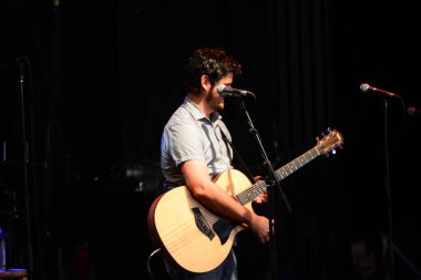 Şarkıcı Jon Bon Jovi, 5 Kasım 2016 'da St. Petersburg Florida' da Devlet Street Theater in Support of HIllary Clinton 'ın Başkan İhalesi' nde sahne alıyor.