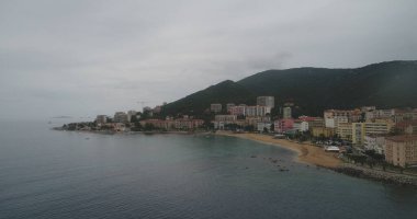 Güzel bir kıyı şeridi manzarası var. 