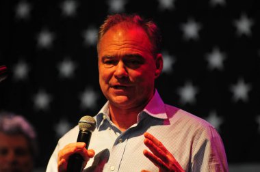 Şarkıcı Jon Bon Jovi, 5 Kasım 2016 'da St. Petersburg Florida' da Devlet Street Theater in Support of HIllary Clinton 'ın Başkan İhalesi' nde sahne alıyor.