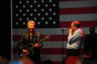 Şarkıcı Jon Bon Jovi, 5 Kasım 2016 'da St. Petersburg Florida' da Devlet Street Theater in Support of HIllary Clinton 'ın Başkan İhalesi' nde sahne alıyor.