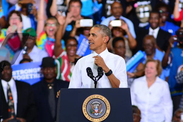Prezydent Barack Obama Gospodarzem Rajdu Kampanii Rzecz Kandydata Prezydenta Hillary — Zdjęcie stockowe