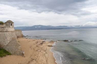 Dağlı sahil manzarası çok güzel.