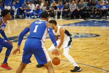 Orlando Magic 13 Ekim 2019 'da Florida, Orlando' daki Amway Center 'da Philadelphia 76ers' a ev sahipliği yaptı..  
