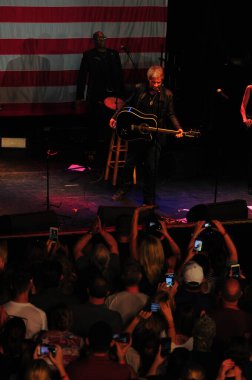 Şarkıcı Jon Bon Jovi, 5 Kasım 2016 'da St. Petersburg Florida' da Devlet Street Theater in Support of HIllary Clinton 'ın Başkan İhalesi' nde sahne alıyor.