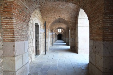 Kalenin kemerleriyle eski koridora bak.