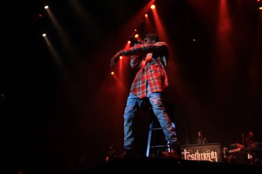 R & B Şarkıcısı Usher 12 Aralık 2014 'te Orlando Florida' daki Amway Center 'da sahne alacak..  