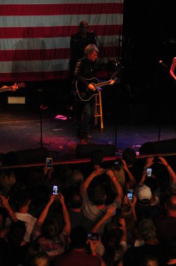Şarkıcı Jon Bon Jovi, 5 Kasım 2016 'da St. Petersburg Florida' da Devlet Street Theater in Support of HIllary Clinton 'ın Başkan İhalesi' nde sahne alıyor.