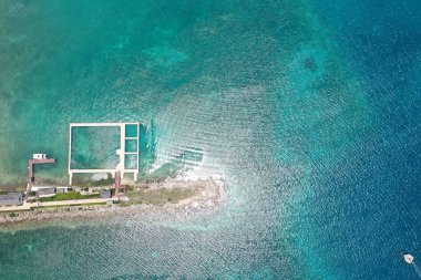 Yazın Ochos Rios Jamaica sahillerinin yakınındaki resifin güzel manzarası.