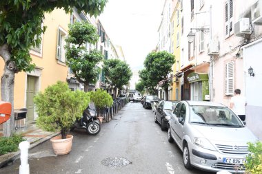 Az trafiği olan küçük, rahat caddenin manzarası 