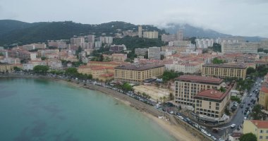 Güzel bir kıyı şeridi manzarası var. 