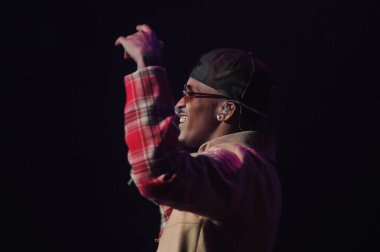 R & B Şarkıcısı Usher 12 Aralık 2015 'te Orlando Florida' daki Amway Center 'da sahne alacak..