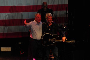 Şarkıcı Jon Bon Jovi, 5 Kasım 2016 'da St. Petersburg Florida' da Devlet Street Theater in Support of HIllary Clinton 'ın Başkan İhalesi' nde sahne alıyor.