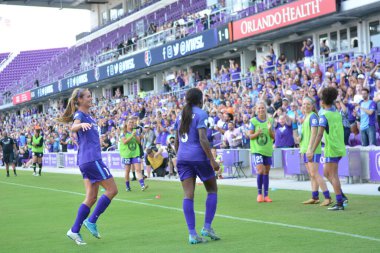 Orlando Pride, 22 Nisan 2018 'de Florida, Orlando' daki Exploria Stadyumu 'nda Houston Dash' e ev sahipliği yaptı..  