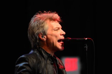 Şarkıcı Jon Bon Jovi, 5 Kasım 2016 'da St. Petersburg Florida' da Devlet Street Theater in Support of HIllary Clinton 'ın Başkan İhalesi' nde sahne alıyor.