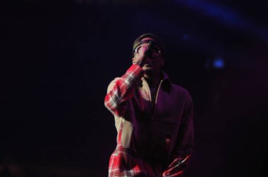 R & B Şarkıcısı Usher 12 Aralık 2015 'te Orlando Florida' daki Amway Center 'da sahne alacak..