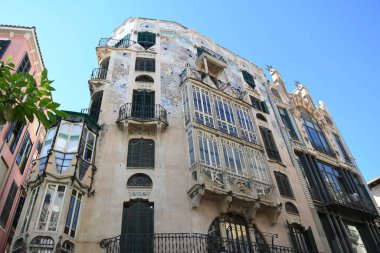 Şehrin sokaklarına bak, binaların dış yüzüne bak.