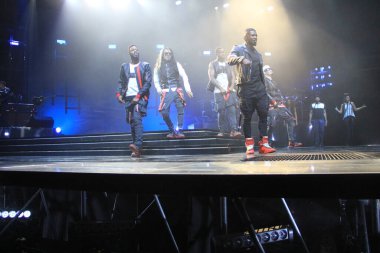 R & B Şarkıcısı Usher 12 Aralık 2014 'te Orlando Florida' daki Amway Center 'da sahne alacak..  