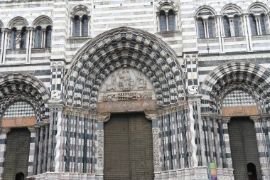 Güzel binaların cepheleriyle sokak manzarası, İtalya şehir manzarası