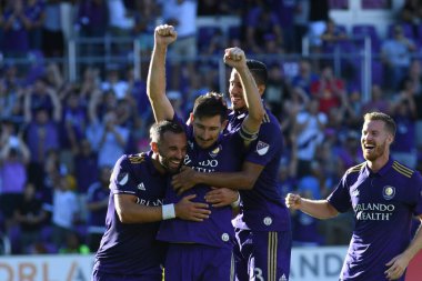 Orlando Magic oyuncusu Fournier, 25 Ekim 2018 tarihinde Orlando Florida 'daki Amway Center' da spor ceketlilere karşı gol atmaya çalıştı..  