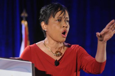 Yargıç Glenda Hatchett 22 Ekim 2014 'te Orlando Florida' daki İnanç Sempozyumu sırasında konuştu.  