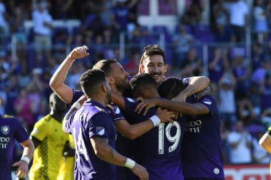 Orlando Magic oyuncusu Fournier, 25 Ekim 2018 tarihinde Orlando Florida 'daki Amway Center' da spor ceketlilere karşı gol atmaya çalıştı..  