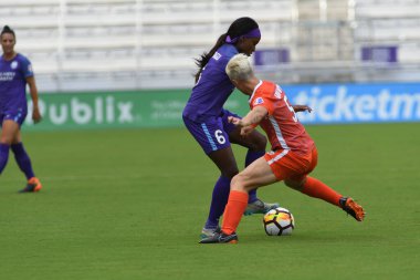 Orlando Pride, 22 Nisan 2018 'de Florida, Orlando' daki Exploria Stadyumu 'nda Houston Dash' e ev sahipliği yaptı.. 