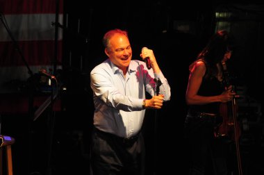 Şarkıcı Jon Bon Jovi, 5 Kasım 2016 'da St. Petersburg Florida' da Devlet Street Theater in Support of HIllary Clinton 'ın Başkan İhalesi' nde sahne alıyor.