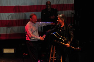 Şarkıcı Jon Bon Jovi, 5 Kasım 2016 'da St. Petersburg Florida' da Devlet Street Theater in Support of HIllary Clinton 'ın Başkan İhalesi' nde sahne alıyor.