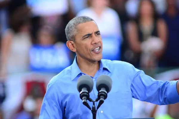 美国总统奥巴马在佛罗里达州基辛梅市的奥西奥拉传统公园体育场为民主党总统候选人希拉里 克林顿举行的竞选集会上发表了讲话 — 图库照片
