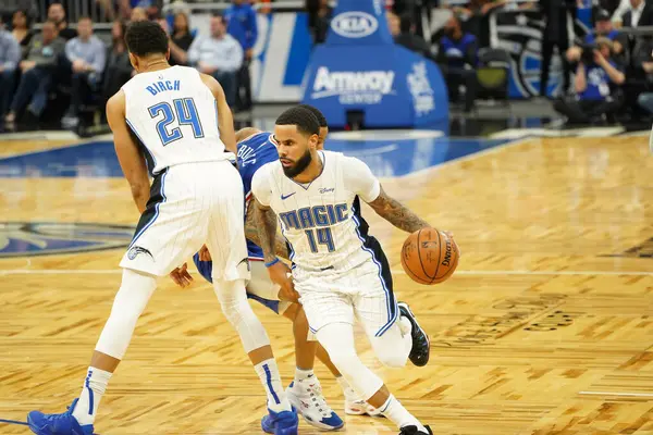 Orlando Magic 27 Aralık 2019 Cuma günü Orlando, Florida 'daki Amway Arena' da Philadelphia 76ers 'a ev sahipliği yapıyor..