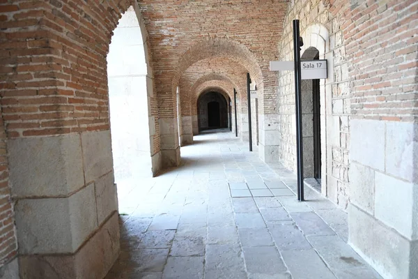 Kemer şeklindeki tuğla girişe bak