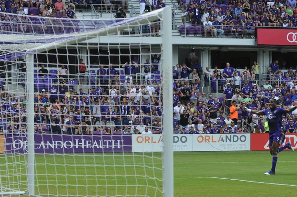 Orlando City 15 Nisan 2017 'de Florida, Orlando' daki Citrus Bowl 'da Los Angeles Galaksisine ev sahipliği yaptı.. 