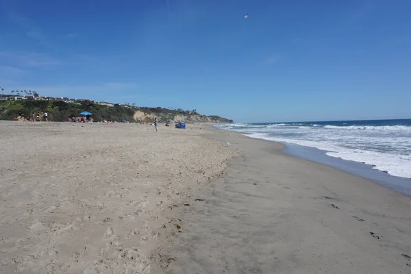 Vista Orilla Del Océano Huellas Arena Distancia Gente — Foto de Stock