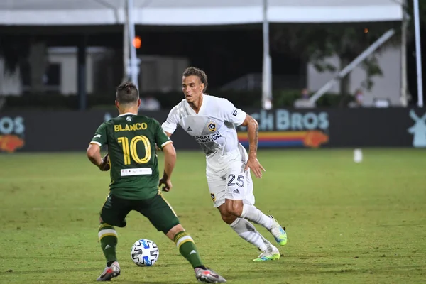 Los Angeles Galaksisi, 14 Temmuz 2020 'de Orlando Florida ABD' deki ESPN Vahşi Spor Dünyası 'nda düzenlenen MLS Sırt Turnuvası sırasında Portland Timbers ile karşı karşıya geldi.