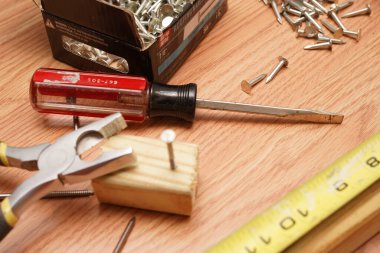 Ev yenileme projesi için inşaat araçları kullanılıyor.  