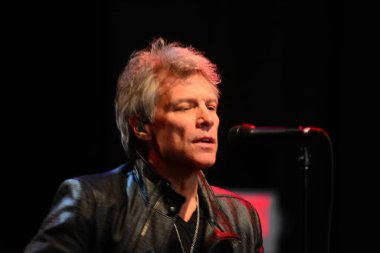 Şarkıcı Jon Bon Jovi, 5 Kasım 2016 'da St. Petersburg Florida' da Devlet Street Theater in Support of HIllary Clinton 'ın Başkan İhalesi' nde sahne alıyor.