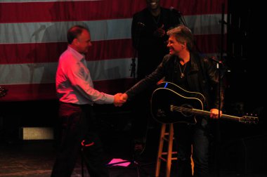 Şarkıcı Jon Bon Jovi, 5 Kasım 2016 'da St. Petersburg Florida' da Devlet Street Theater in Support of HIllary Clinton 'ın Başkan İhalesi' nde sahne alıyor.